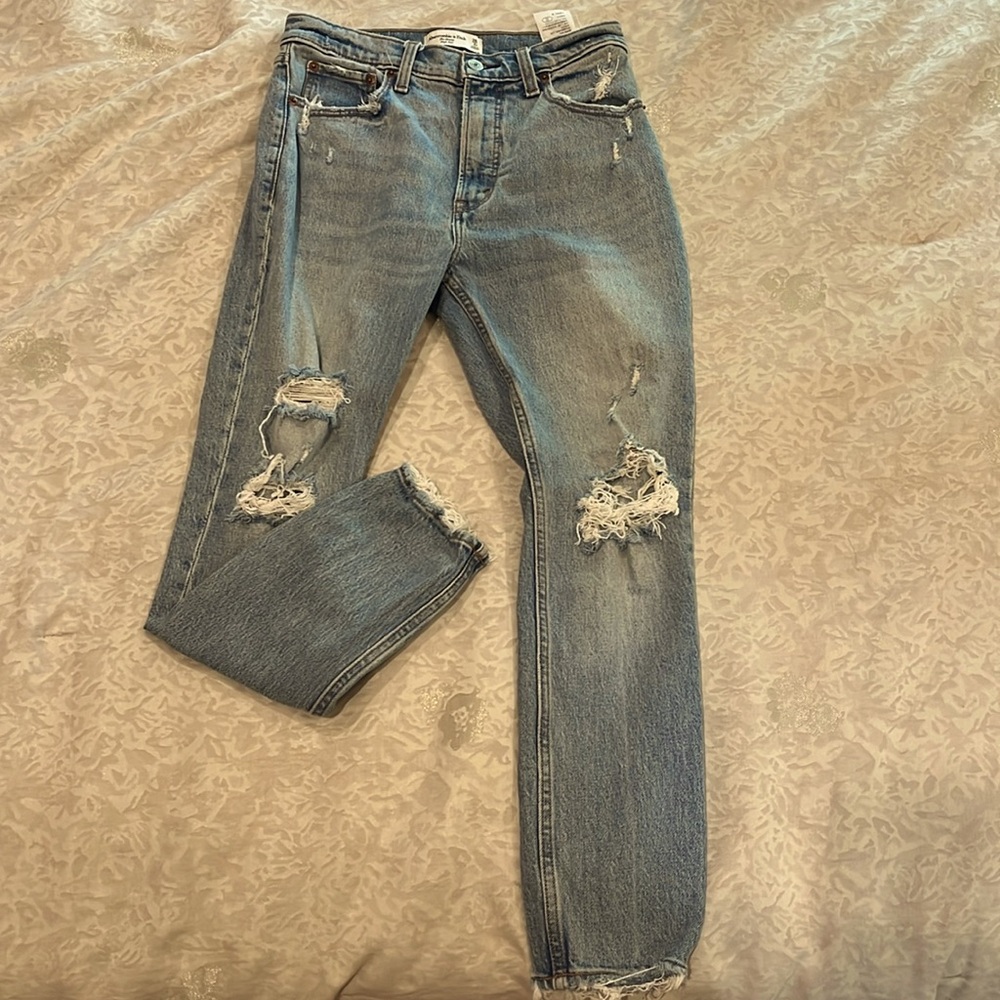 A&F light wash ripped skinny jeans SIZE 26/2 short